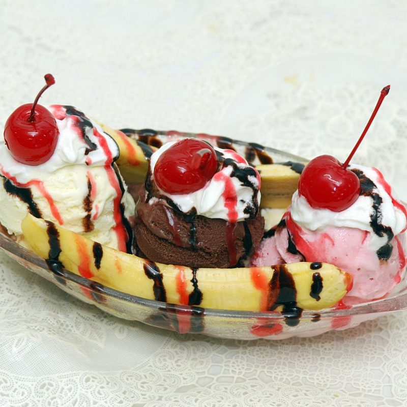 1200px-Banana_split_1